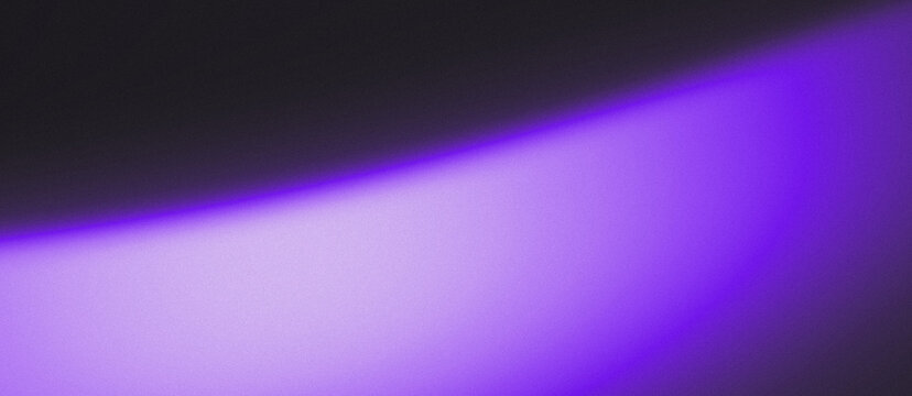 Fundo abstrato escuro com gradiente roxo e textura de ru&iacute;do. Backdrop iluminado neon para papel de parede, banner e design de cabe&ccedil;alho