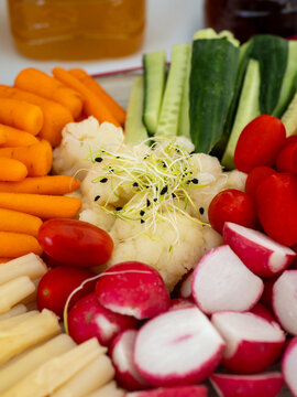 Plateau de crudit&eacute;s color&eacute;es avec carottes, concombres, tomates, radis et chou-fleur pour un buffet de mariage