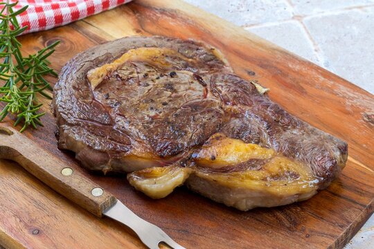C&ocirc;te de b&oelig;uf grill&eacute;e sur une planche &agrave; d&eacute;couper