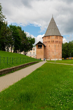 City park and tower of the Smolensk Kremlin, Russia