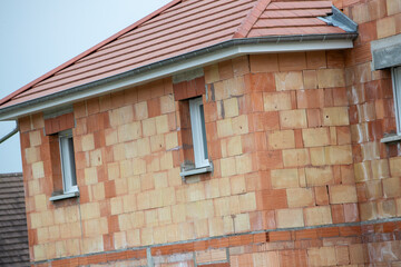 Une maison individuelle en cours de construction, réalisée en briques alvéolaires, avec une...