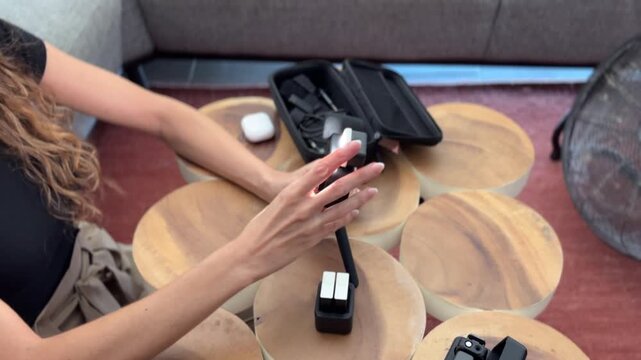 Mujer probando intensidad de luz para grabar contenido