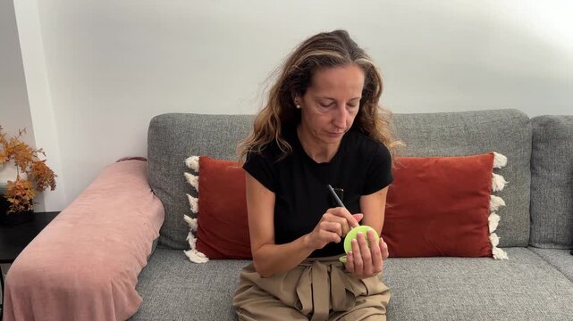 Mujer solt&aacute;ndose el pelo y maquill&aacute;ndose antes de grabar