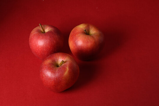 Manzanas rojas naturales en fotograf&iacute;a de producto