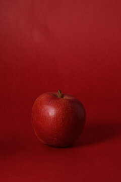 Manzanas rojas naturales en fotograf&iacute;a de producto