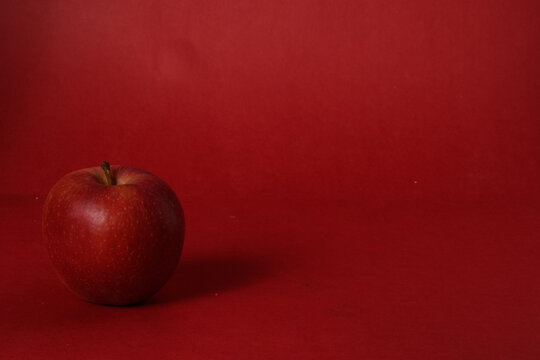 Manzanas rojas naturales en fotograf&iacute;a de producto
