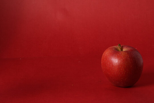 Manzanas rojas naturales en fotograf&iacute;a de producto