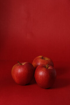 Manzanas rojas naturales en fotograf&iacute;a de producto