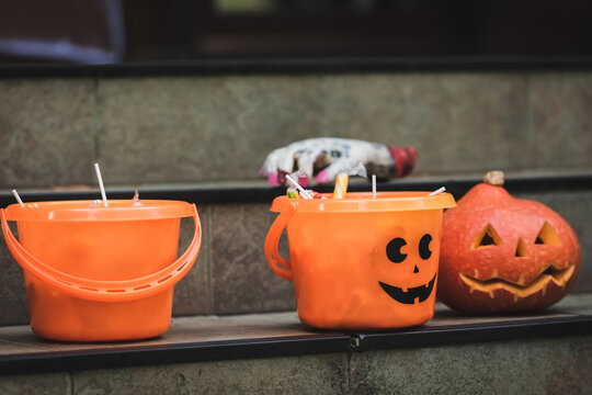 Charming Halloween decorations brighten the porch with festive delight