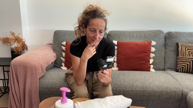 Mujer comprobando la grabaci&oacute;n en la c&aacute;mara