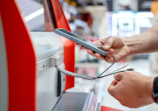 Connecting mobile to store print kiosk