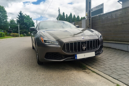 Polska, Ostrowiec Świętokrzyski, 24 lipca 2026, 13:43. Maserati, włoski samoch&oacute;d sportowy, zaparkowany przed kliniką weterynaryjną Labrador. Samoch&oacute;d jest szary z widocznym tr&oacute;jzębem na grillu 