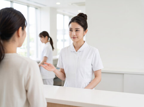 来客を温かいまなざしで誘導し丁寧に応対するお団子ヘアのスタッフ