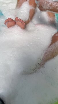 泡プールで遊ぶ子供達
