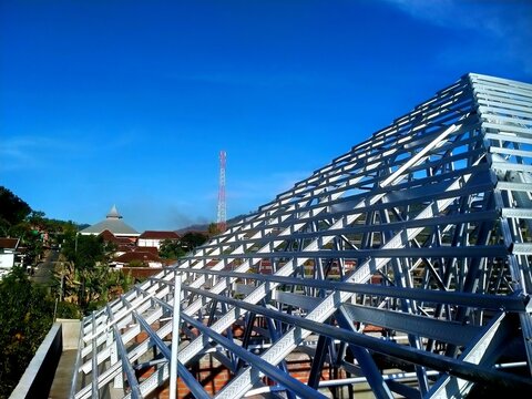 Lightweight Steel Roof Framework with Geometric Structural Pattern