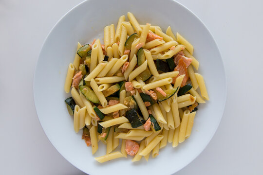 Piatto con pasta salmone e zucchine