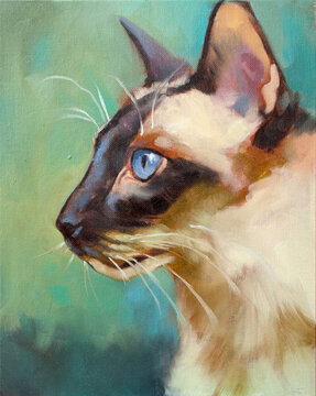 Ritratto artistico di gatto siamese di profilo con intensi occhi azzurri dipinto a olio su tela, felino elegante di razza thai con muso scuro e orecchie grandi su sfondo verde astratto