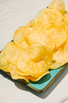 tightly framed potato chips on a turquoise plate