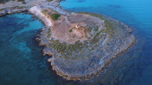 RUDERI DI TORRE CASTIGLIONE SULL'ISOLOTTO DELLA CALETTA, PORTO CESAREO