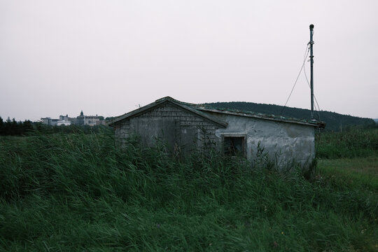 Vieille maison abandonn&eacute;e et rouill&eacute;e, avec une vieille fen&ecirc;tre. Exode rural, Quebec, Canada.