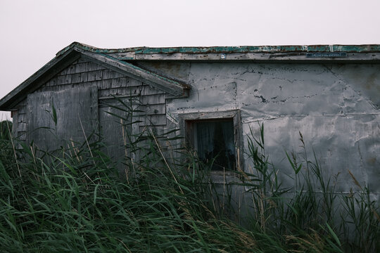 Vieille maison abandonn&eacute;e et rouill&eacute;e, avec une vieille fen&ecirc;tre. Exode rural, Quebec, Canada.