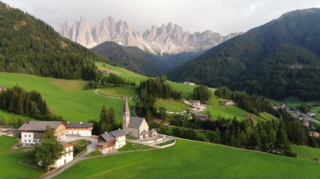 Chiesa di Santa Maddalena in Val di Funes al tramonto, Dolomiti, con le Odle sullo sfondo