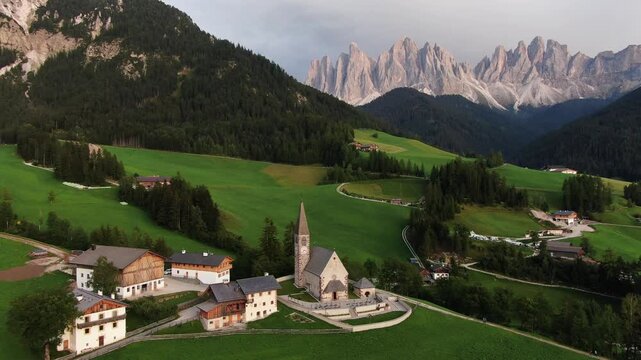 Chiesa di Santa Maddalena in Val di Funes al tramonto, Dolomiti, con le Odle sullo sfondo