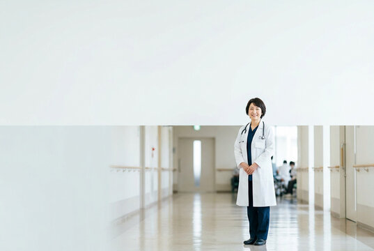 病院の廊下に立っている女医
