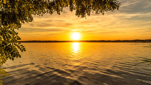 Der Cospudener See bei Leipzig an einem wundersch&ouml;nen Sonnenuntergang