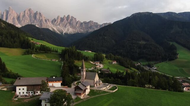 Chiesa di Santa Maddalena in Val di Funes al tramonto, Dolomiti, con le Odle sullo sfondo