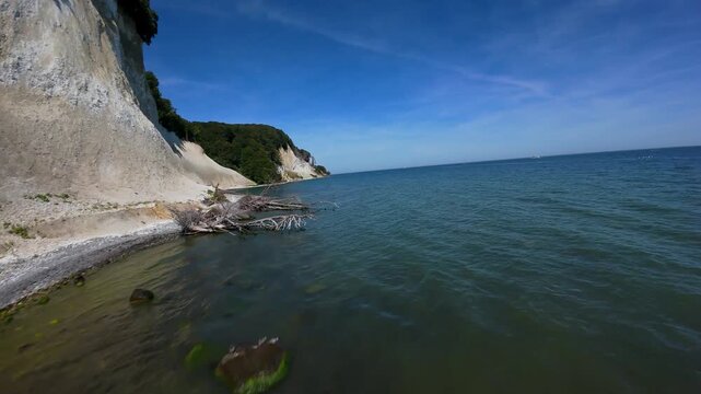 Białe klify nad morzem Rugia Jasmund dron fpv