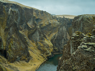 Obraz premium Moss-covered volcanic rock formations in Icelandic canyon