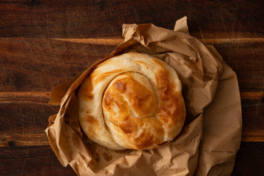 Spiral burek is a baked product typical of Balkan cuisine, made with thin layers of puff pastry and filled with feta cheese or ricotta.