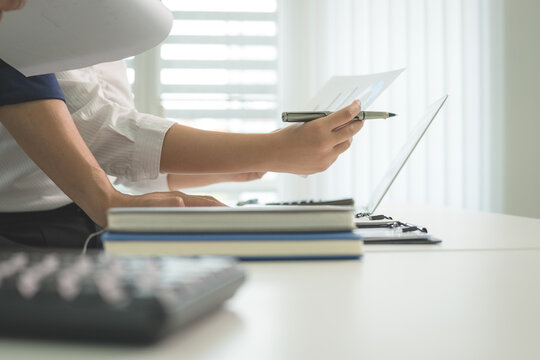 Professional Mentoring and Knowledge Sharing in Modern Office
