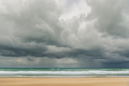 Aufkommender Sturm bei Sonnenschein an der Atlantikk&uuml;ste, Soulac-sur-mer, Frankreich
