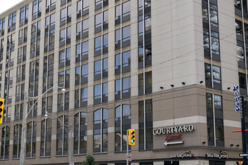 Fototapeta premium exterior building facade and sign of Courtyard by Marriott, a three-star hotel, located at 475 Yonge St, Toronto
