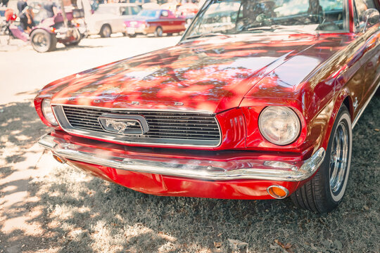 Front eines alten Ford Mustang im Kurpark von Bad Kreuznach, Deutschland, 02.08.2026