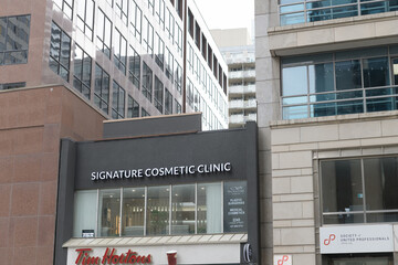 Fototapeta premium building facades and sign of Signature Cosmetic Clinic located at 2245 Yonge St, Toronto