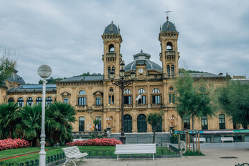 Fototapeta premium Alderdi Eder gardens and Town Hall of Donostia-San Sebastian, Spain