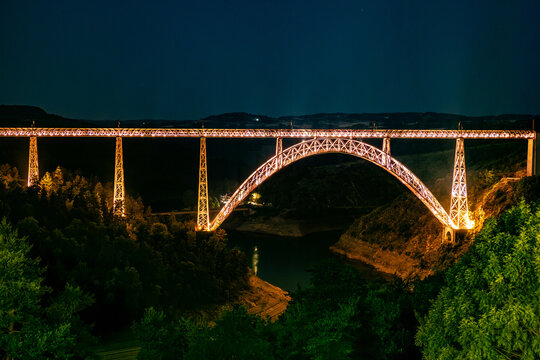 Viaduc de Garabit illumin&eacute; de nuit dans le Cantal, France