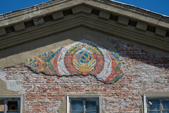 CHERKESSK, RUSSIA - JULY 09, 2026: The coat of arms of the USSR on the wall of the old building of the &ldquo;Kholodmash&rdquo; plant, Cherkessk. Republic of Karachay‑Cherkessia
