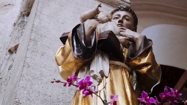 Goldene Statue des heiligen Antonius von Padua mit Jesuskind in einer Kirche