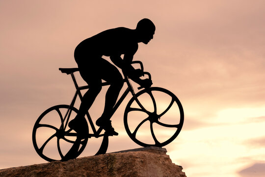 Silhouette della statua dedicata al ciclista Marco Pantani a Cesenatico al tramonto