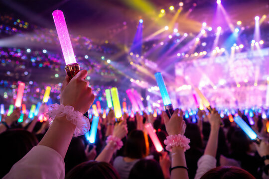 ライブ会場のペンライトの手元 生成AI