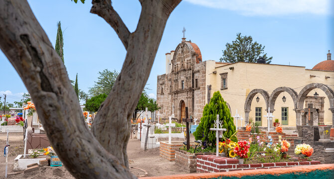 Nuestra se&ntilde;ora del rosario church and cemetery, san francisco de los romo