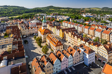 Widok na rynek Jeleniej Góry i zielone wzgórza © Marcin