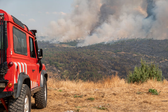 Viatura de combate a inc&ecirc;ndios posicionada num alto em Vilarinho da Castanheira a monitorizar uma densa coluna de fumo que cobre a vegeta&ccedil;&atilde;o das serras fustigadas pelo fogo em Portugal