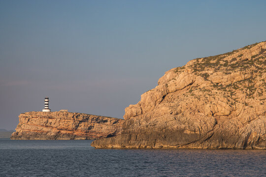 Leuchtturm Far de na Foradada vor der Mittelmeerinsel Mallorca