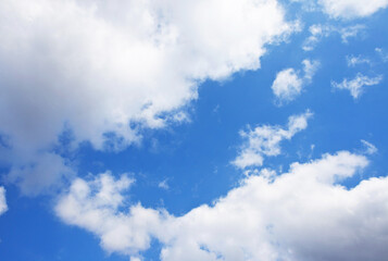 Błękitne niebo z chmurami, obłokami. Blue sky with clouds © 123108 Aneta