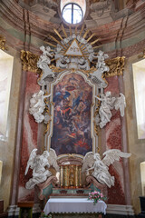Naklejka premium A beautiful church altar with angels on the sides, a painting, and a figurine of Jesus.